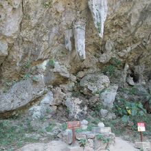 聖なる水を受けるシキヨダユルとアマダユルの壺