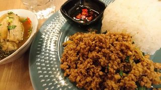 タイ東北地方イサーンの料理を提供