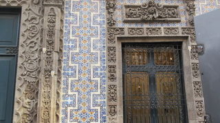 サムライも泊まった家。タイルの外観がが綺麗ですが、目立ちません、見過ごさないように。