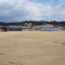 木津川運動公園の芝生大広場と公園センター
