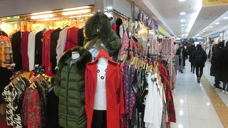 明洞根気にある地下の商店街で孫が喜んで買っていました