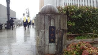 築地市場から銀座方向に向かう途中にある。