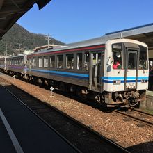 石見川本駅にて、江津行き普通列車。