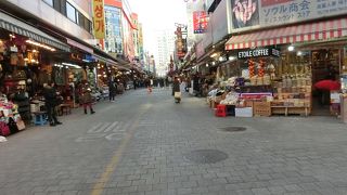 朝から開いている広い市場です