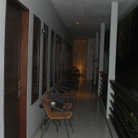 プールサイドに面して客室が並んでいます。テーブルと椅子あり