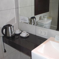 トイレと洗面台の横に、コーヒーカップとポットが置かれています