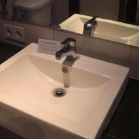 洗面台です。真っ白で、とても奇麗で、気持ちよく使えました。