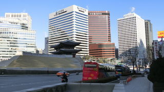 立派な門ですが道路を渡らないといけません