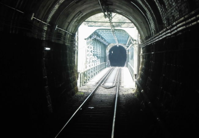 トンネルとトンネルの間にある橋