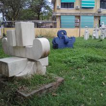 庭のオブジェはそのまま…