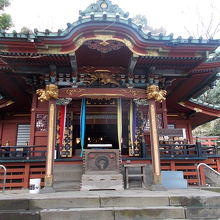 本殿です。装飾が見事です。