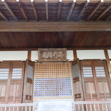 正面の建物は常寂光寺の本堂です。