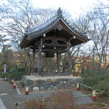 鐘楼の廻りには灯篭が配置されていた。