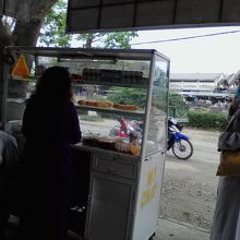 川向こうはベングー市場