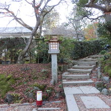 山門から仁王門の方角を見ると常夜灯と石段が見えます。