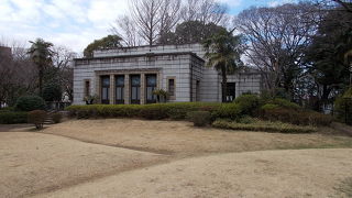渋沢栄一が残した図書館です。
