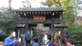 山門の前は行き交う人でごった返す