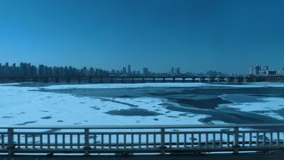 川が凍り雪が積もりいい景観でした