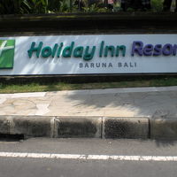 ホテルの前のホリデーインリゾートバルナﾊﾞﾘとの表示です。