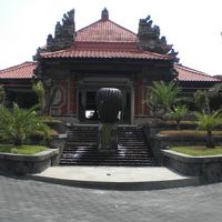 バリの伝統的な建物の区画です。海岸沿いの区域にあります。