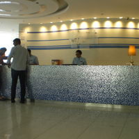 ホリデイインのフロントの様子です。水色のタイルの基調です。