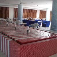 フロントの横には、噴水があり、カフェーコーナーを巡っています