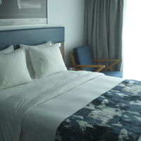 客室内のベッドです。水をイメージした水色のベットｶﾊﾞｰです