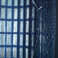 シャワー区画の様子です。やはり水色になっています。綺麗です。