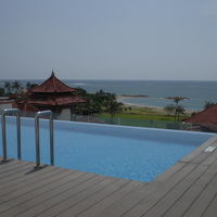 クタの海岸を見下ろす絶景のプールサイドです。ホテル最上階です