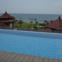 最上階のきれいな水色と眼下の伝統的建物、クタ海岸の組合せです