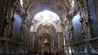 プエブラのサントドミンゴ教会内にあるロザリオ礼拝堂は、壁から柱、天井に至るまで精緻な金箔レリーフが施され、マリア像の黄金の冠にはあまたの宝石が散りばめられ、絢爛たる輝きを放っていました。