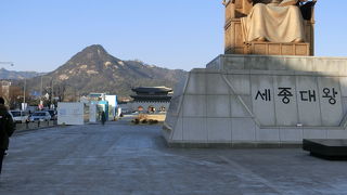 世宗大王像がありその後ろに光化門がある