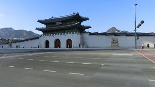 大きな門で中に入ると広い広場に、またその奥にはさらに門がありました。