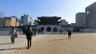 興礼門からは有料で中には李氏朝鮮の王宮の景福宮がある