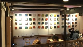 きび団子や和菓子で有名な店。アートなカフェスペースもある！