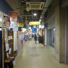 まずは食品・雑貨通り