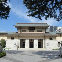 遊就館本館 (出入口は右手)