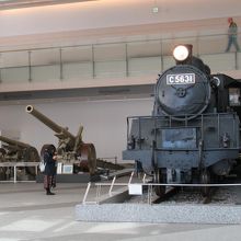 展示品 (蒸気機関車 C５６３１と八九式十五糎加農砲 他)