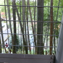 眼下に嵯峨野観光線（トロッコ）の線路が見えてきました。