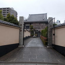 奥は本堂です。