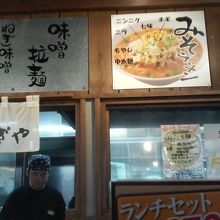 カウンターから厨房を見たところ。