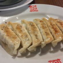 ランチとセットの餃子。