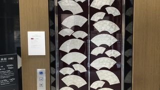 エレベーターの扉が漆と螺鈿