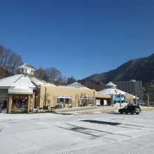 「道の駅みなかみ水紀行館」に隣接しています