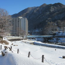 積雪された利根川沿いにホテルが立ち並ぶ水上温泉郷