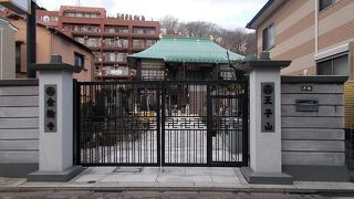 真言宗霊雲寺派の寺院です。