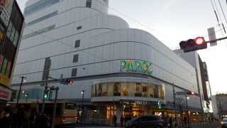 地下にスーパーマーケット