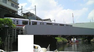 クルーズ船で水面から見上げるとまた違った見どころが色々