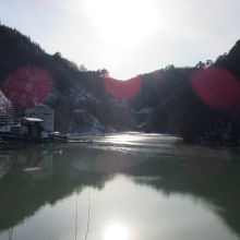 品木ダムによって作られたダム湖は「上州湯の湖」