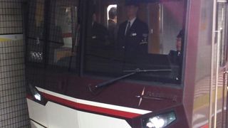 天王寺から難波までの場合、平日の朝９時過ぎでも大混雑でした